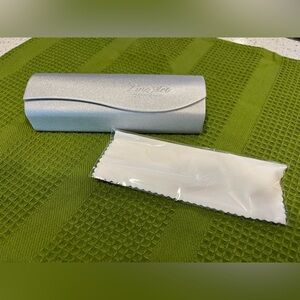 Line Art Eyeglass Case in Cream w/ White Cleaning Cloth- Soft Close Clam Shell